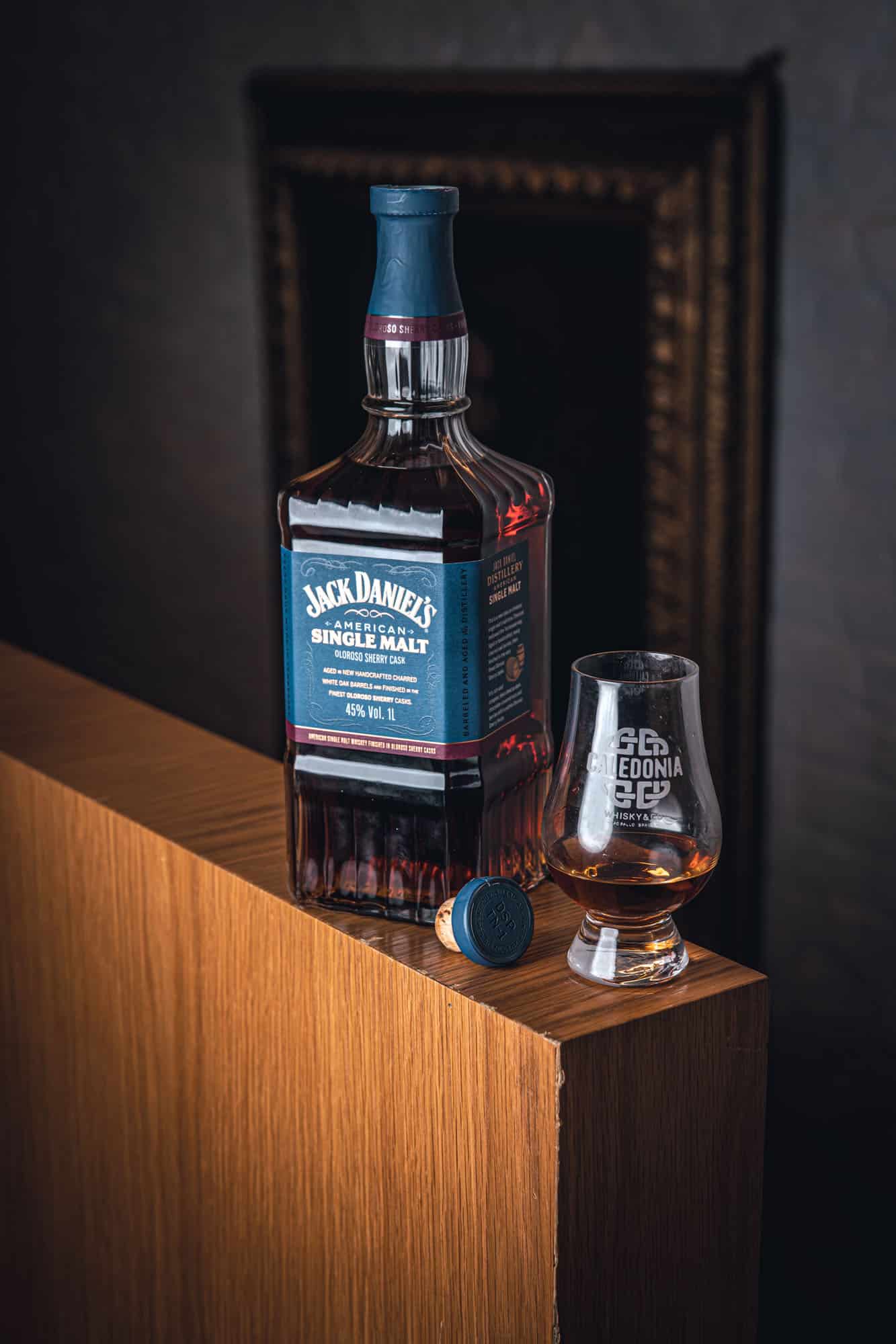 Single malt" significa que o whisky foi produzido em uma única destilaria e com malte de cevada como único grão.